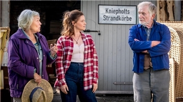 Eva (Jennifer Ulrich, M) möchte die Werkstatt von Hinrich (Hermann Beyer) übernehmen und bekommt Unterstützung von Hinrichs Ex-Frau Heide (Jutta Wachowiak).
