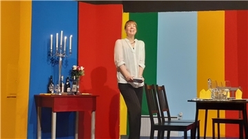 Eva Marianne Schulz spielt die Protagonistin "Sandra", die vier Freundinnen zum "Damenabend" eingeladen hat - aber es kommt alles anders als geplant. Premiere am Bremerhavener "Piccolo Teatro" ist am Sonnabend, 10. Februar.