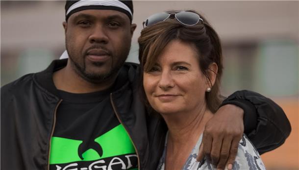 Ex-Managerin des Wu-Tang Clan spricht über die wilde Zeit mit den Rap-Legenden Eine Frau und ein Mann stehen Arm in Arm und lächeln in die Kamera.