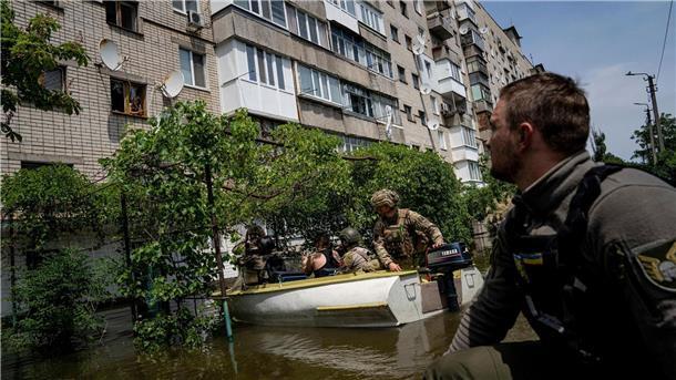 Krieg gegen die Ukraine: So ist die Lage Evakuierung in einem überfluteten Stadtteil von Cherson.