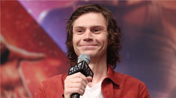 „Dahmer“-Star Evan Peters hat lange mit sich gerungen Evan Peters nahm für die Rolle des Serienkillers Jeffrey Dahmer einiges auf sich.