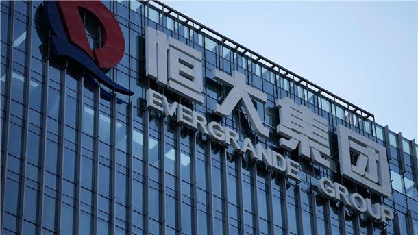 Evergrande-Chef lebenslang vom Aktienhandel ausgeschlossen Evergrande ist ein Gigant der Branche und umgerechnet mit mehr als 300 Milliarden Euro verschuldet.