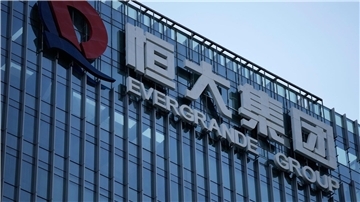 Evergrande ist ein Gigant der Branche und umgerechnet mit mehr als 300 Milliarden Euro verschuldet.