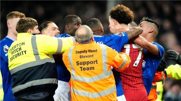 Slot sieht Rot: Vier Platzverweise im Liverpool-Derby Evertons Abdoulaye Doucoure soll die Liverpool-Fans provoziert haben.