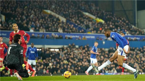 Slot sieht Rot: Vier Platzverweise im Liverpool-Derby Evertons Beto (r) erzielt den Führungstreffer für seine Mannschaft.