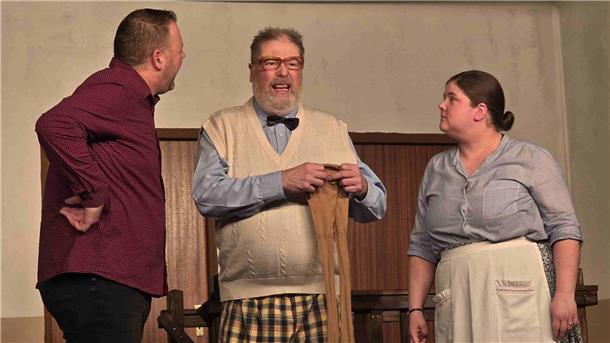 „Sluuderkraam in‘t Treppenhuus“ Speelschar Reitland lädt zu Premiere Ewald Brummer (Mitte, Jörg Wiggers) hat auf seinem Balkon eine Strumpfhose gefunden. Sein Neffe Markus (Ralf Thienken) und Nachbarin Hanne Knoop (Lena Wiggers) wundern sich