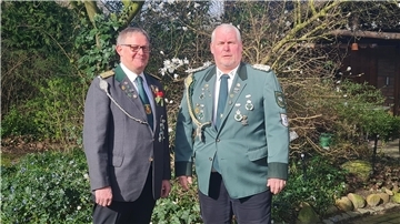 Ewald Wiesner (rechts) übernimmt die Führung der SSG Wesermünde vom langjährigen Vorsitzenden Gerd Hillebrandt