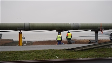 Gas-Pipelines für den geplanten LNG Flüssiggas-Schwimmterminal sind im Hafen zu sehen. 