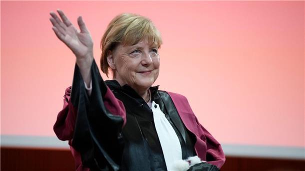 Zurück in die Schulzeit: Merkel beim Abitreffen Ex-Bundeskanzlerin Angela Merkel hat erst kürzlich die Ehrendoktorwürde erhalten. Jetzt feierte sie erneut ihr Abitur.