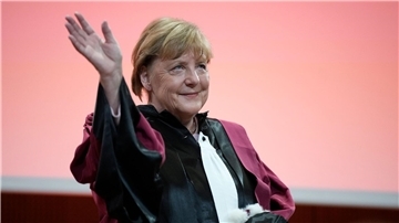 Ex-Bundeskanzlerin Angela Merkel hat erst kürzlich die Ehrendoktorwürde erhalten. Jetzt feierte sie erneut ihr Abitur.