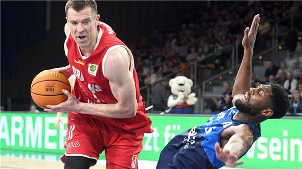 Ein Basketballer geht Richtung Korb und stößt dabei einen Gegenspieler um. Es handelt sich um Robert Oehle von den Artland Dragons und Carlos Carter von den Eisbären Bremerhaven.