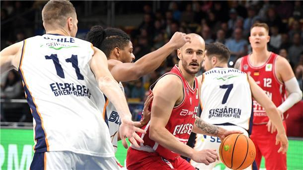 An Eisbären-Neuzugang Aaron Cook liegt es nicht Ex-Eisbär Simon Krajcovic war am Ende der Topwerfer des Spiels.