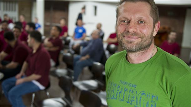 Ex-Fußballprofi Uli Borowka lag am Boden. Aber mittlerweile hat er sich als einer der prominentesten Suchtexperten profiliert.