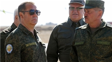 Ex-Kremlchef Medwedew bei einem Militärbesuch. (Archivbild)