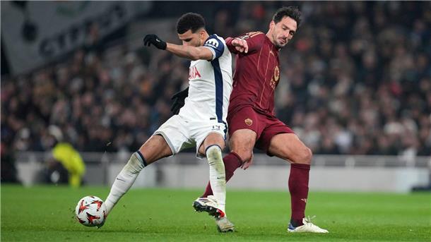 Ex-Nationalspieler Mats Hummels (r) traf für die Roma gegen Tottenham.