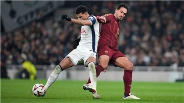Ex-Nationalspieler Mats Hummels (r) traf für die Roma gegen Tottenham.