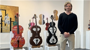 Ex-Pinguins-Verteidiger Moritz Wirth präsentiert stolz seine Kunstausstellung „Arts on Strings“.
