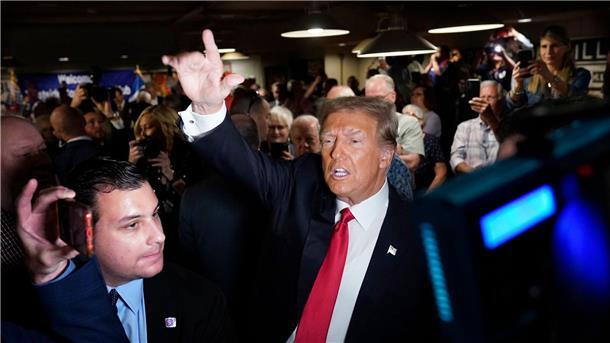 Ex-Präsident Donald Trump begrüßt vor einer Rede im US-Bundesstaat Iowa seine Anhänger.
