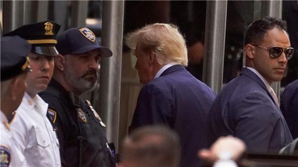 Ex-Präsident Donald Trump trifft bei der Staatsanwaltschaft von Manhattan ein.