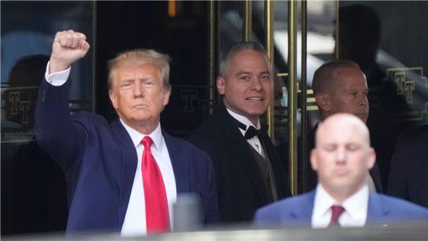 Ex-Präsident Donald Trump verlässt posierend den Trump Tower in New York.