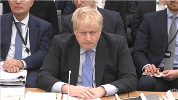 Ex-Premier Boris Johnson sagt vor dem Privilegienausschuss des Unterhauses in London aus.