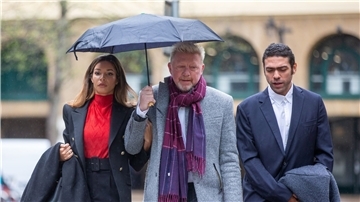 Ex-Tennis-Profi Boris Becker (M) mit seiner Lebensgefährtin Lilian De Carvalho Monteiro und Sohn Noah in London.