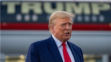 Ex-US-Präsident Donald Trump spricht auf dem Flughafen von Atlanta mit Reportern.