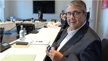 Ex-Wirtschaftsminister Sigmar Gabriel sagte vor dem Untersuchungsausschusses zur Stiftung Klima- und Umweltschutz MV in Schwerin aus.