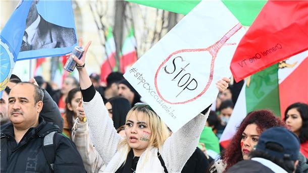 Aktivisten: 700 Exekutionen im Iran seit Jahresbeginn Exil-Iraner während eines Protests in Hamburg (Archivbild).