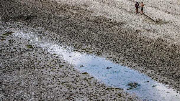 Frankreich trifft Sofortmaßnahmen wegen Wassermangels Extemes Niedrigwasser am Stausee Lac de Sainte-Croix in Südfrankreich.