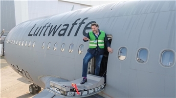 Bundeswehr-Airbus wird zum Serengeti-Park gefahren Fabrizio Sepe, Geschäftsführer des Serengeti-Parks, betrachtet die Tragflächen des Airbus A310. Der Park will den Flieger zu einem Restaurant umrüsten. (Archivfoto)