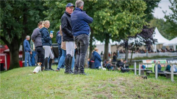 Elmloher Reitertage starten verregnet: Der Donnerstag in Bildern Elmloher Reitertage 2023 - Donnerstag. Im Bild: Trotz Regenwetter ist das Turniergelände für die Besucher noch gut erreichbar.