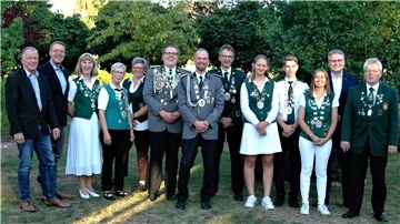 Fachwart Holger Rubach und Landrat Marco Prietz (rechts), sowie die Bürgermeister Lars Rosebrock und Henning Fricke präsentieren in Gyhum die neuen Kreismajestäten.