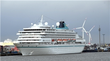 Das Kreuzfahrtschiff "Amera" liegt im Hafen. Es fährt nicht ins Rote Meer. Die „Amera“ ist umgeroutet.
