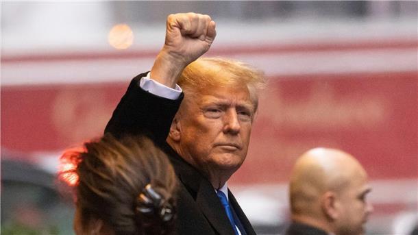 Zweiter Verleumdungsprozess: Trump weist Vorwürfe zurück Fällt im Prozess durch Meinungsäußerungen störend auf: Ex-US-Präsident Donald Trump scheint das Verfahren für seinen Wahlkampf zu nutzen.