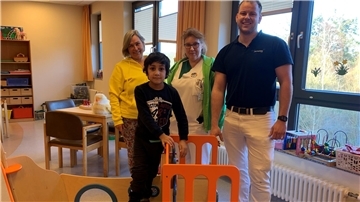 Fahim (vorne) kann wieder nach Hause. Das freut das Team um Chefärztin Dr. Bettina Loza, Gesundheits- und Krankenpflegerin Manina Tredup (Mitte) und Arno Creutzfeld von Elbe Orthopädie. 