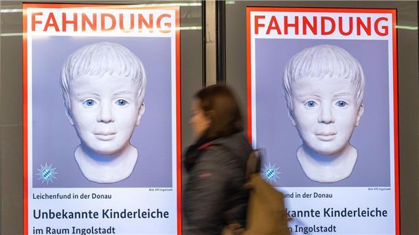 Interpol weitet Ermittlungen zu totem Jungen in Donau aus Fahndungsplakat mit dem rekonstruierten Bild des toten Jungen.