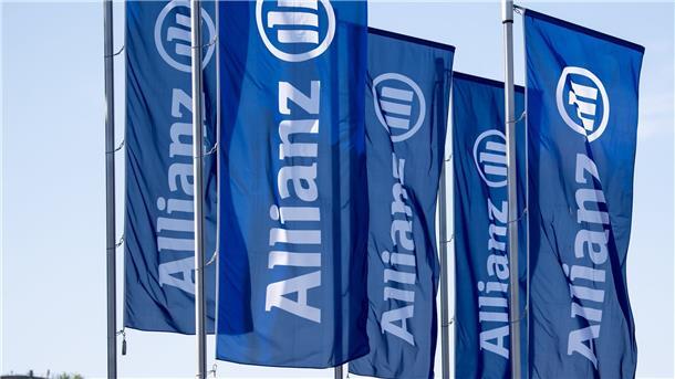 Fahnen des Versicherungskonzerns Allianz wehen im Wind.