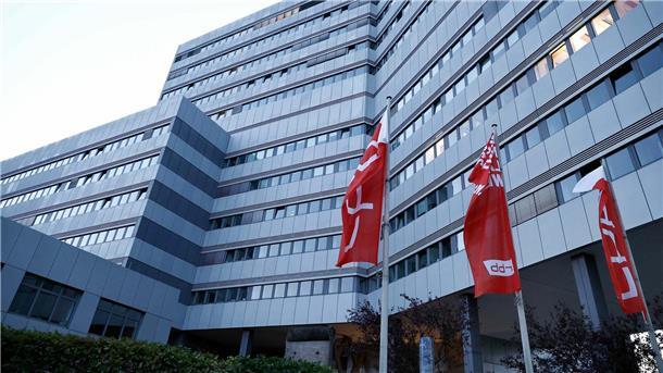 RBB-Warnstreik führt zu Programmausfällen Fahnen wehen vor der Fassade des Senders Rundfunk Berlin-Brandenburg (RBB) am Sitz an der Masurenallee in Berlin.