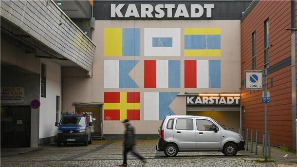 Fahren hier in ein paar Jahren wieder Autos und Busse? Die Stadtplaner denken offenbar daran, die Straße Am Alten Hafen wieder zu öffnen, wenn das Karstadt-Kaufhaus abgerissen ist.