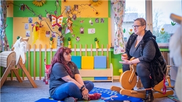 Erzieherin Tina Schölzel (links) und Betreuerin Michaela Johnson diskutieren im Familienzentrum in Bremerhaven die Aufklärungsarbeit zu Fremden, die Kinder zum mitkommen überreden wollen.