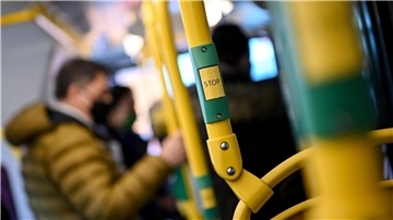 Fahrgäste fahren im Bus der Berliner Verkehrsbetriebe. (Archivbild)