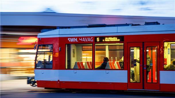 Fahrgäste sitzen im morgendlichen Berufsverkehr in einer Straßenbahn in Halle.