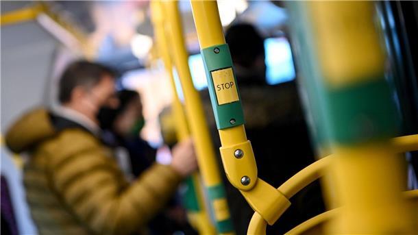 Kostenloses Nahverkehrsticket für junge Menschen gefragt Fahrgäste stehen in einem Bus.