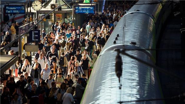 Bahnverkehr Hamburg-Berlin läuft wieder nach Plan Fahrgäste steigen an einem Fernverkehrsbahnsteig auf dem Hamburger Hauptbahnhof in einen Zug nach Köln ein.