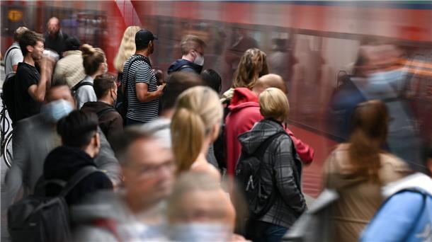 Gaspreisbremsen und 49-Euro-Ticket: Das ändert sich 2023 Fahrgäste warten an einem Gleis im Tiefbahnhof des Frankfurter Hauptbahnhofs, während eine S-Bahn einfährt.