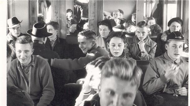 Als es in der Wesermarsch nicht nur eine Bahnlinie gab Fahrschüler, also Jungen und Mädchen, die zur Schule fuhren, waren morgens und nachmittags im Zug unterwegs, ebenso wie Menschen, die zur Arbeit wollten.