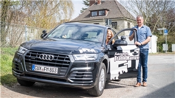 Fahrschul-Chef Frank Martens und Fahrschülerin Lea Haaren warten auf einen Termin für die praktische Prüfung.
