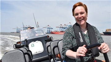 Fahrspaß auf der Weser: Reporterin Maike Wessolowski (Foto) hat den neuen Freizeitspaß getestet.
