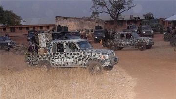 Fahrzeuge der nigerianischen Armee in einem Gebiet, in dem bewaffnete Männer Medienberichten zufolge Dutzende Schulkinder entführt haben.
